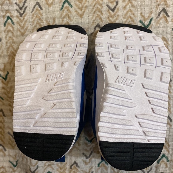 Brand new Nike shoes 4c never worn - Picture 2 of 3